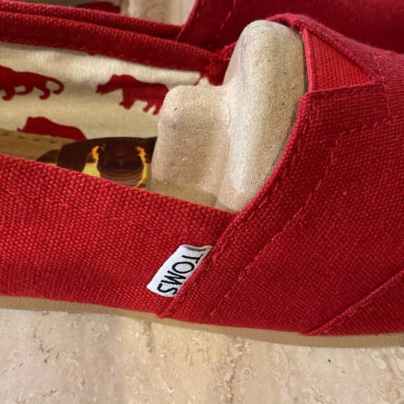 NWT NIB Toms Classic Red Canvas Slip On Shoes, 7.5 - Picture 5 of 9